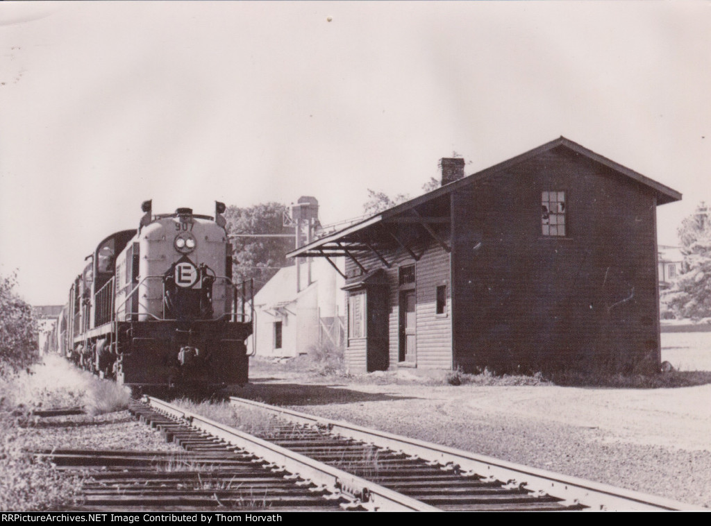 EL 907 heads up an eastbound train referred to as the "P'burger"